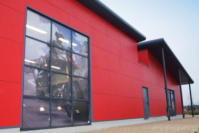 Habillage de façade commerciale : pourquoi choisir l’aluminium composite ?