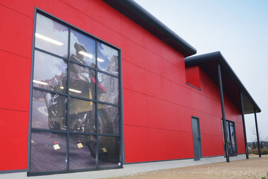 Habillage de façade commerciale : pourquoi choisir l’aluminium composite ?